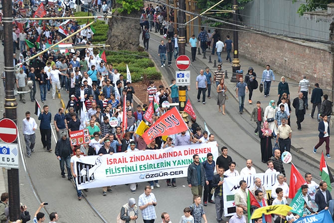 On Binlerce Kişi Mavi Marmara İçin Yürüdü 10