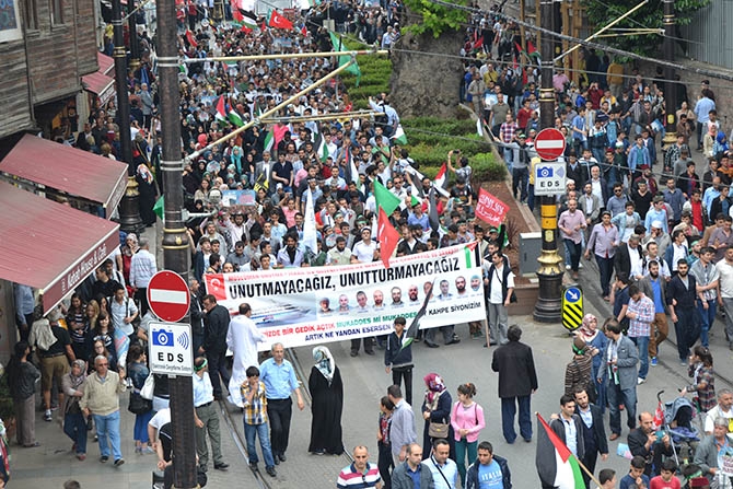 On Binlerce Kişi Mavi Marmara İçin Yürüdü 6
