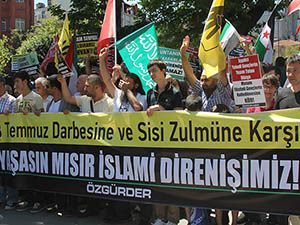 Darbenin Yıldönümünde Sisi Protestosu