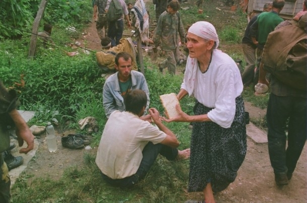 Boşnakların Ölüm Yürüyüşünün Fotoğrafları 17