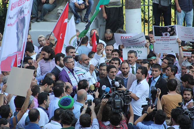 Binlerce Kişi Gazze İçin İstiklal Caddesi'ni Doldurdu 10
