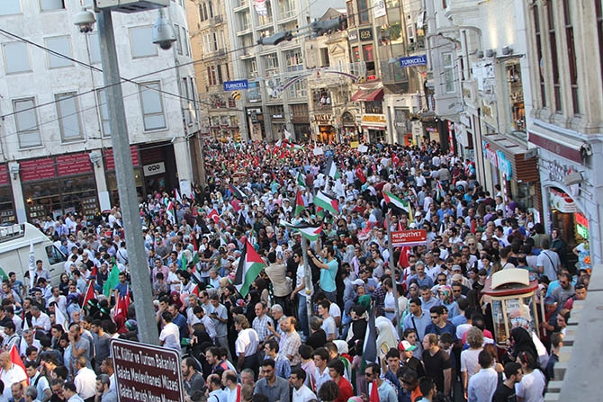 Binlerce Kişi Gazze İçin İstiklal Caddesi'ni Doldurdu 13