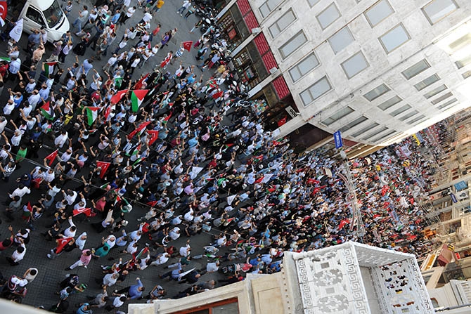 Binlerce Kişi Gazze İçin İstiklal Caddesi'ni Doldurdu 3