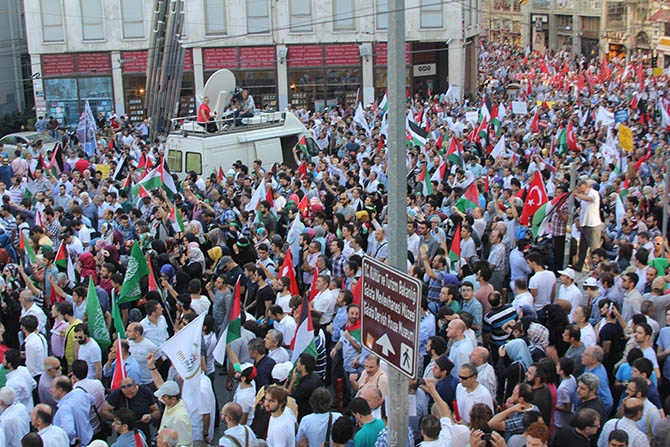 Binlerce Kişi Gazze İçin İstiklal Caddesi'ni Doldurdu 9