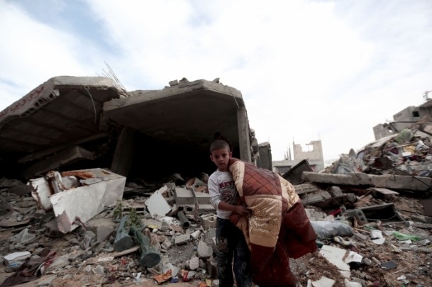 Gazzeli Çocuklar Enkaz Altında "Kışlıklarını" Arıyor 1