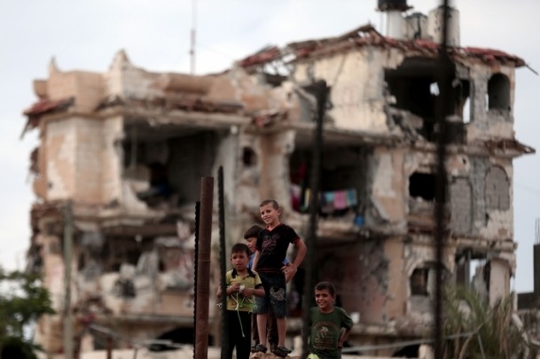 Gazzeli Çocuklar Enkaz Altında "Kışlıklarını" Arıyor 2