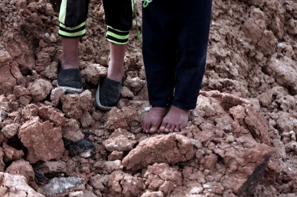 Gazzeli Çocuklar Enkaz Altında "Kışlıklarını" Arıyor 3