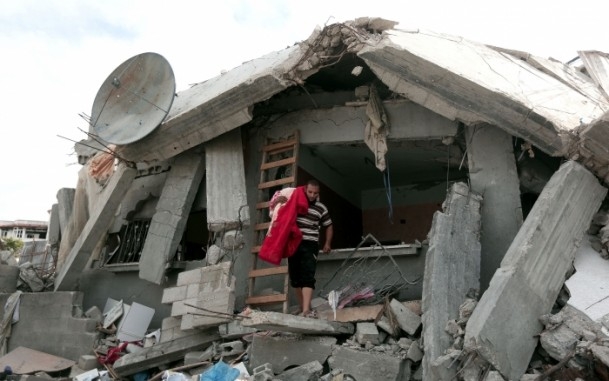 Gazzeli Çocuklar Enkaz Altında "Kışlıklarını" Arıyor 4