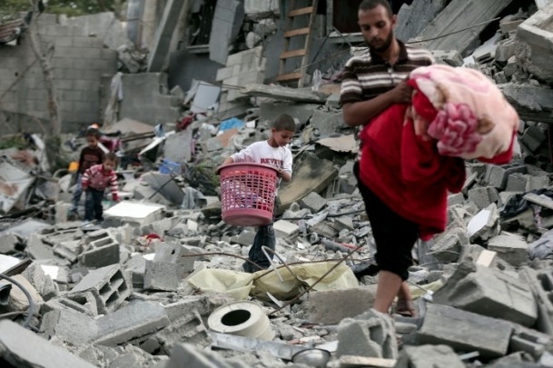 Gazzeli Çocuklar Enkaz Altında "Kışlıklarını" Arıyor 5
