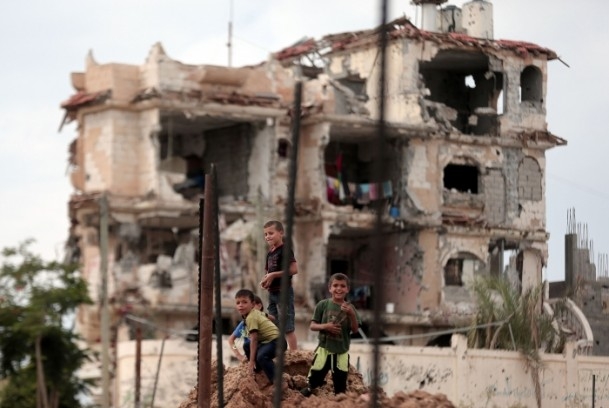 Gazzeli Çocuklar Enkaz Altında "Kışlıklarını" Arıyor 6