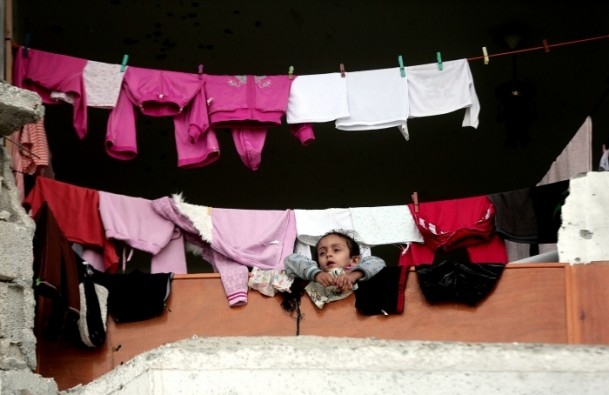 Gazzeli Çocuklar Enkaz Altında "Kışlıklarını" Arıyor 7