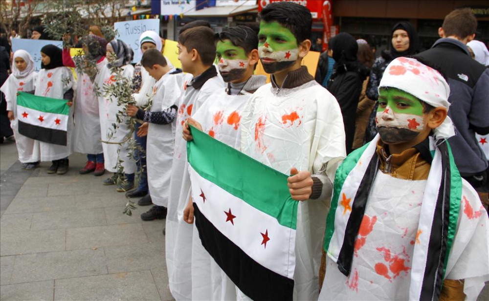 Suriyeliler Rusya'nın Hava Saldırılarını Protesto Etti 3