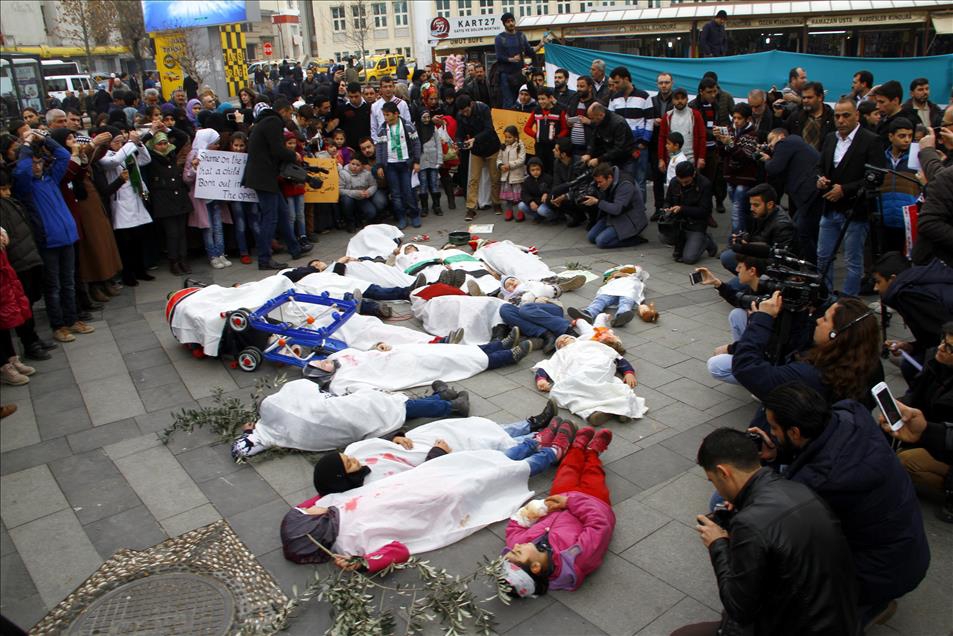 Suriyeliler Rusya'nın Hava Saldırılarını Protesto Etti 4