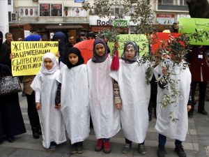 Suriyeliler Rusya'nın Hava Saldırılarını Protesto Etti