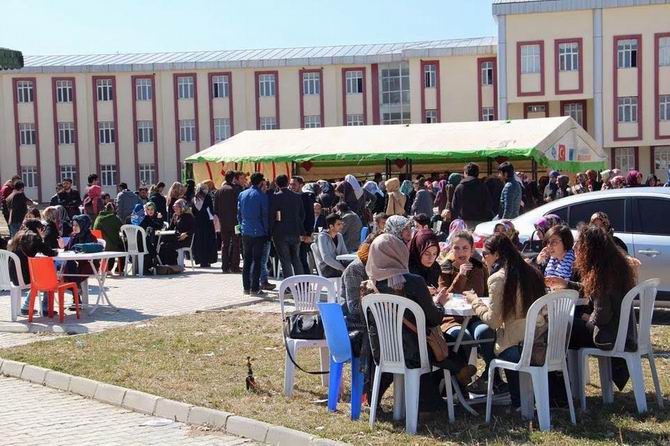 Vanlı Öğrencilerden Çocuklar Yararına Kermes 7