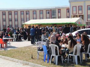 Vanlı Öğrencilerden Çocuklar Yararına Kermes