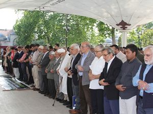 Fatih Camii’nde Rahman Nizami İçin Gıyabî Cenaze Namazı Kılındı