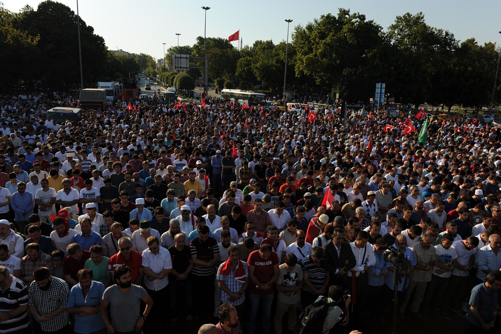 Darbe Kalkışması İstanbul'da Protesto Edildi 10