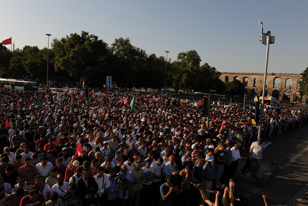 Darbe Kalkışması İstanbul'da Protesto Edildi 11