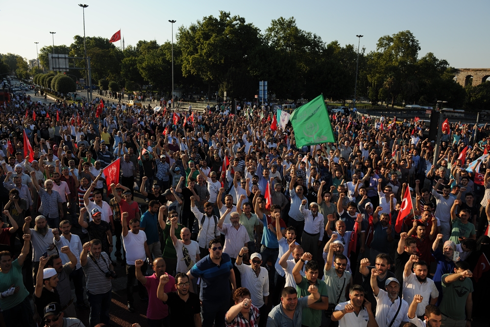 Darbe Kalkışması İstanbul'da Protesto Edildi 13