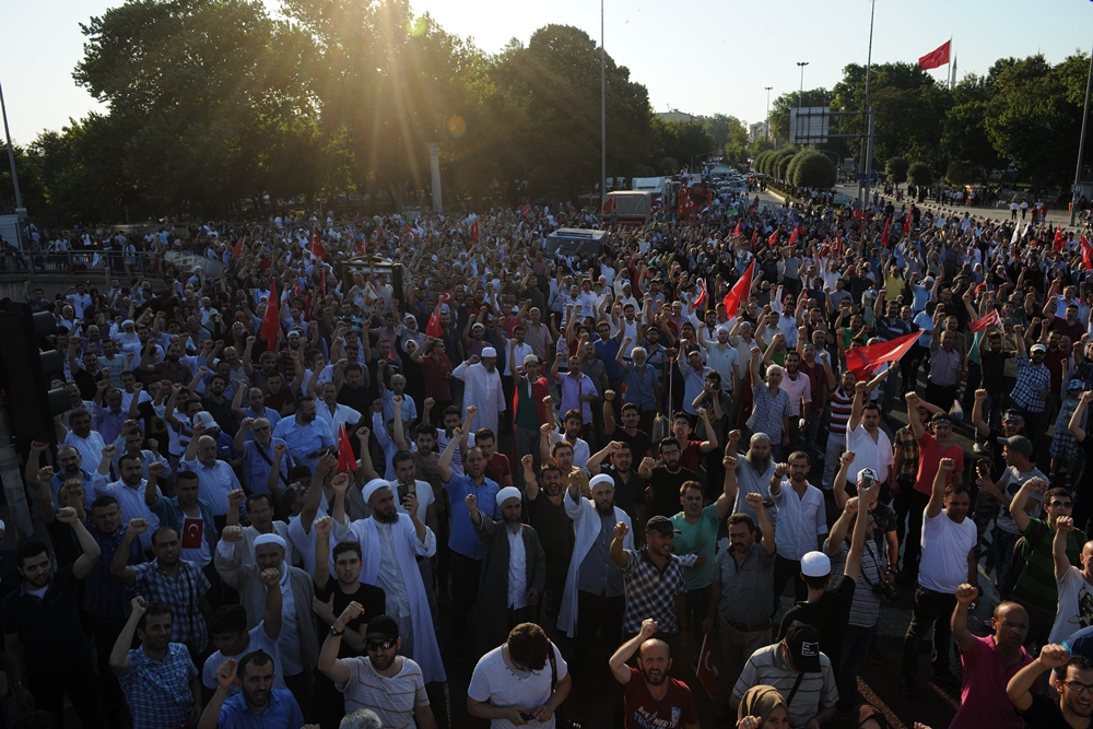Darbe Kalkışması İstanbul'da Protesto Edildi 14