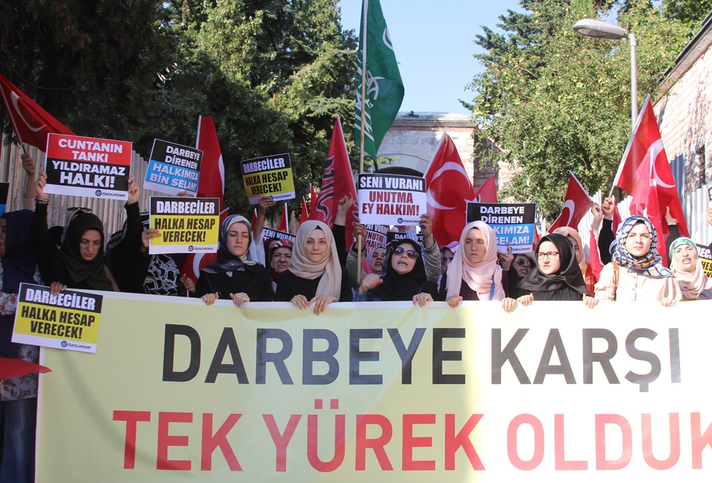 Darbe Kalkışması İstanbul'da Protesto Edildi 16