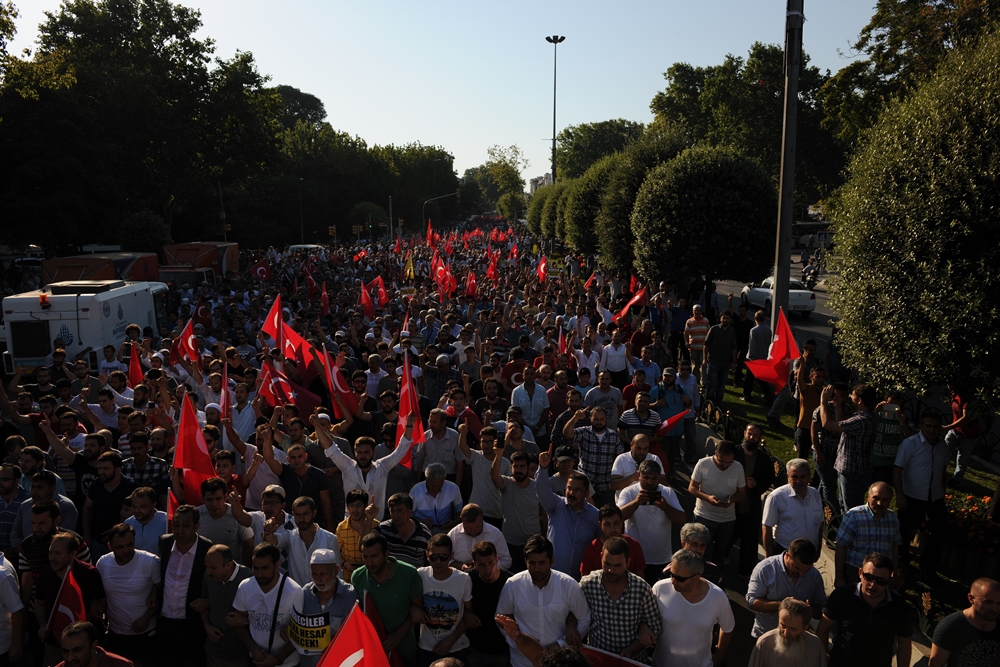 Darbe Kalkışması İstanbul'da Protesto Edildi 8
