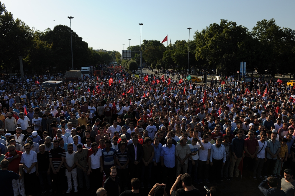 Darbe Kalkışması İstanbul'da Protesto Edildi 9