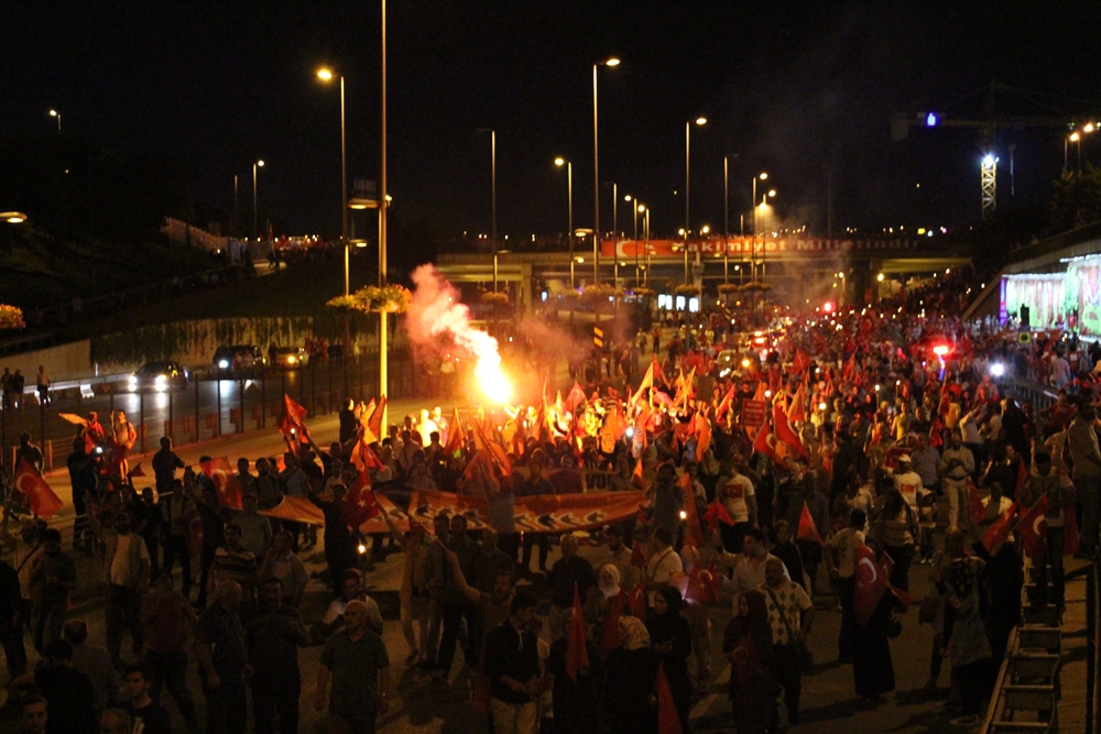 Darbeye Karşı Boğaziçi Köprüsü'ne Yüründü 10
