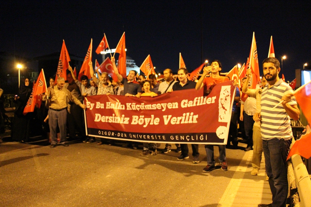 Darbeye Karşı Boğaziçi Köprüsü'ne Yüründü 8