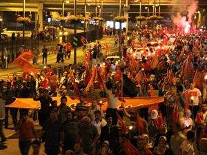 Darbeye Karşı Boğaziçi Köprüsü'ne Yüründü