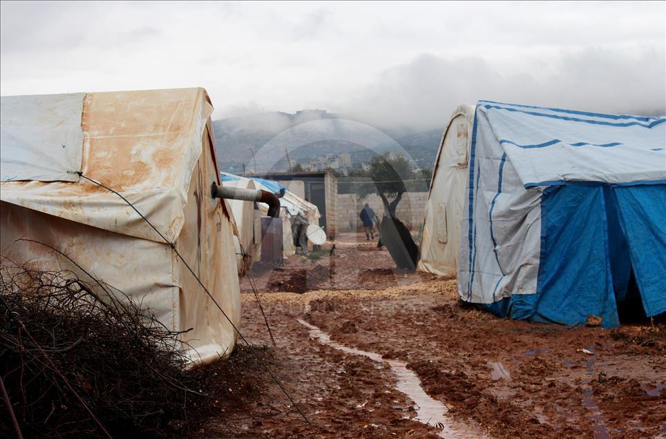 Suriye’deki Çadır Kentlerde Kış Zor Geçiyor! 10
