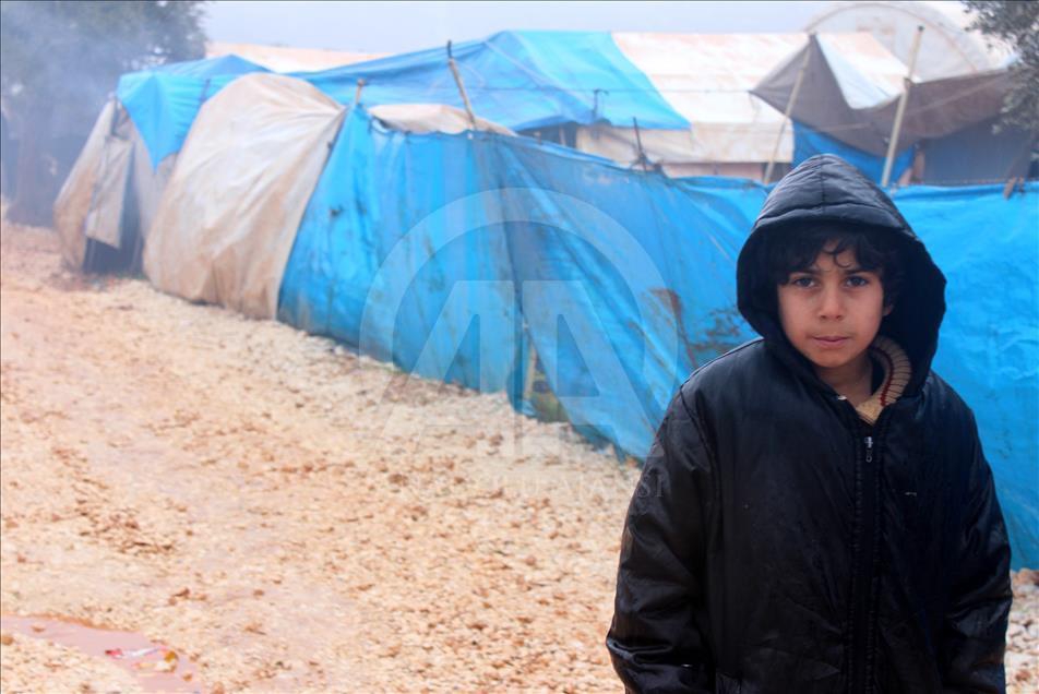 Suriye’deki Çadır Kentlerde Kış Zor Geçiyor! 12