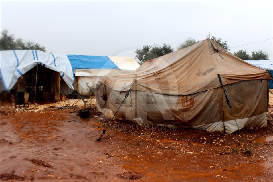 Suriye’deki Çadır Kentlerde Kış Zor Geçiyor! 5