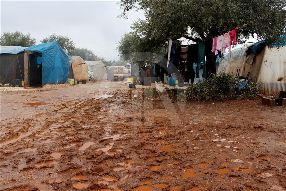 Suriye’deki Çadır Kentlerde Kış Zor Geçiyor! 8
