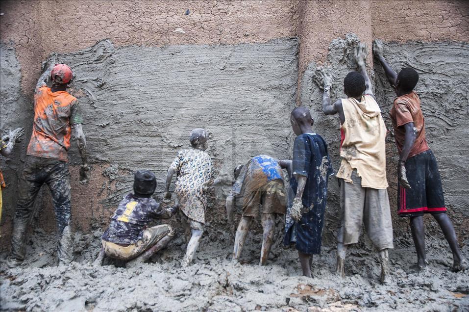 Mali'de Toprak Camiyi Çamurla Tamir Ediyorlar 20