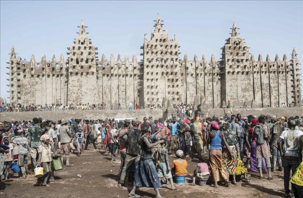 Mali'de Toprak Camiyi Çamurla Tamir Ediyorlar 3