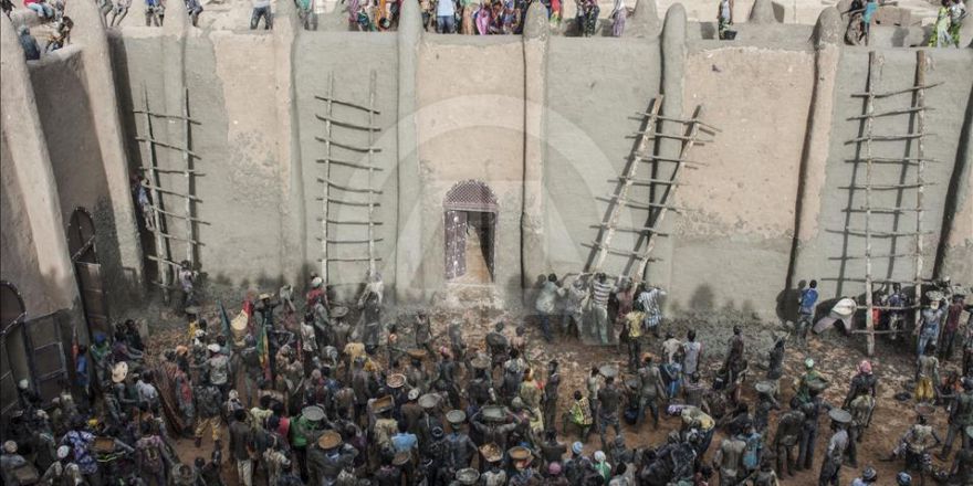 Mali'de Toprak Camiyi Çamurla Tamir Ediyorlar
