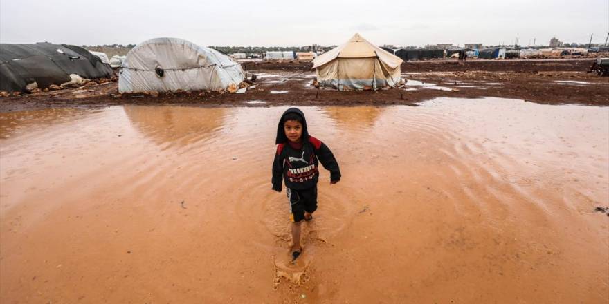 İdlib'de sağanak: Çadır kamplar su altında kaldı