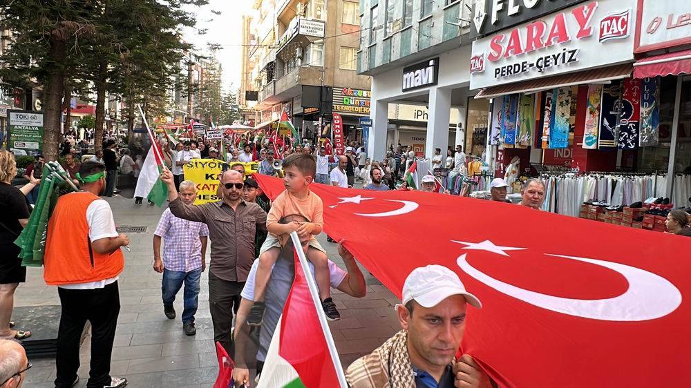 Antalya’da “Küresel Vicdan Yürüyüşü” gerçekleştirildi 10