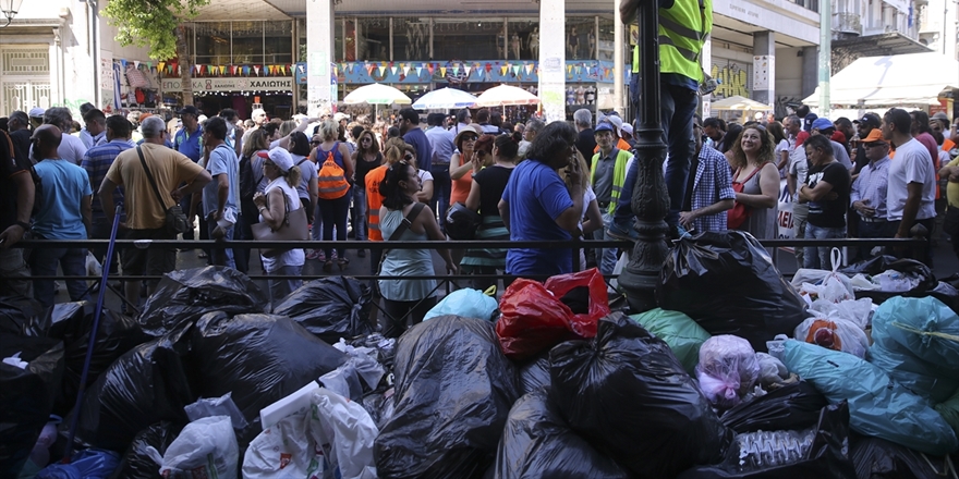Yunanistan’da Binlerce Temizlik Görevlisi Grevde
