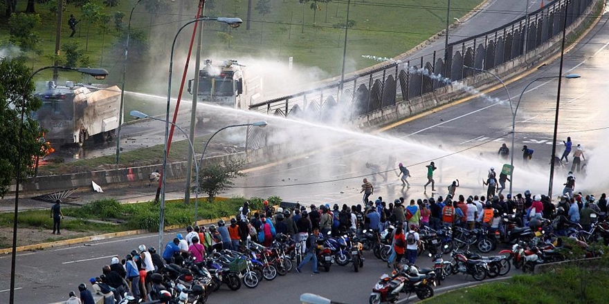 Venezuela’daki Gösterilerde Yine Kan Aktı!