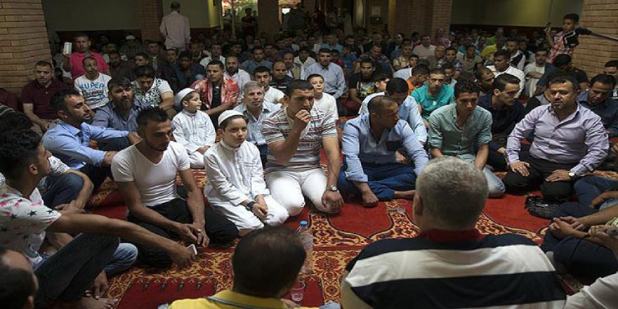 Atina'daki 200 Bin Müslüman, Bir Bayrama Daha Camisiz Girdi