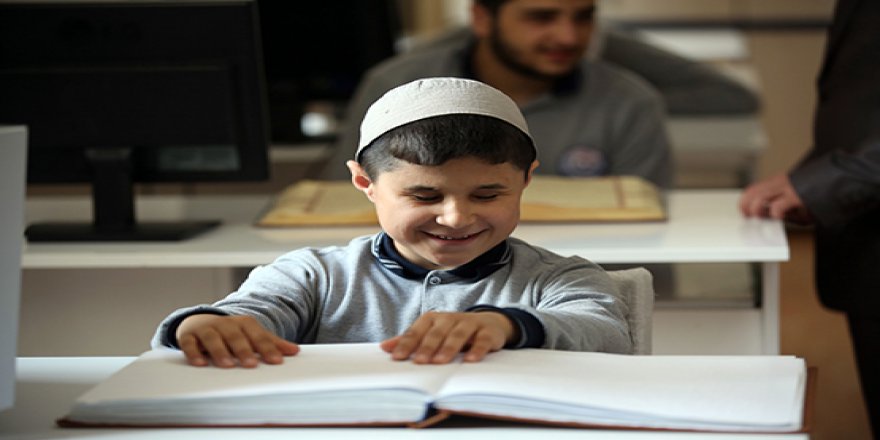 Kur'an-ı Kerim'i Parmaklarıyla Ezberliyorlar