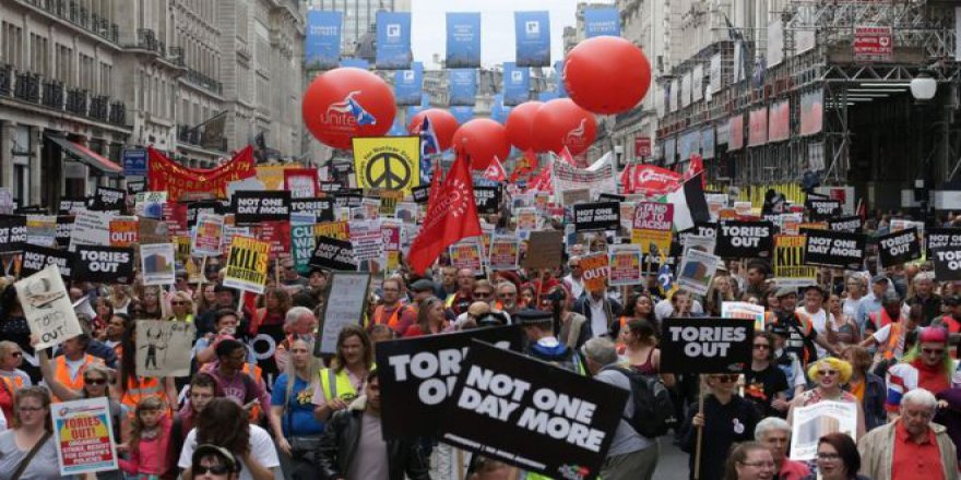 Londra'da Binlerce Kişi Kemer Sıkma Politikalarına Karşı Yürüdü