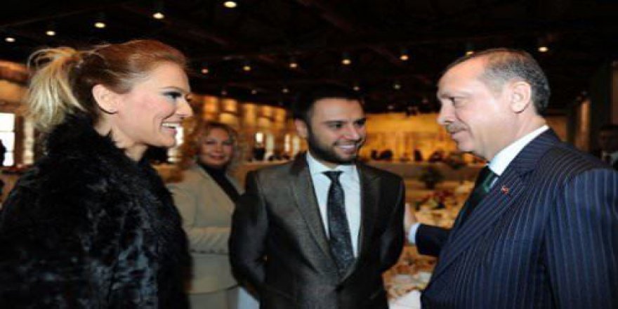 Sanatçı Kostümlü Demet Akalın’dan Irkçı Söylem