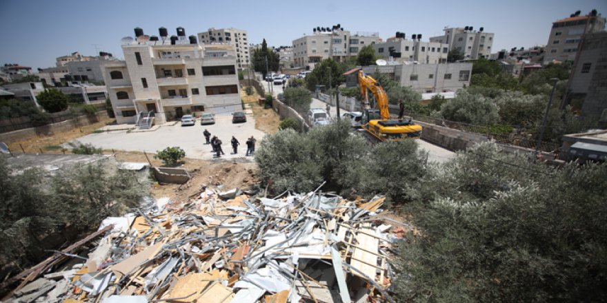 İşgalci İsrail Doğu Kudüs'te Filistinli Ailenin Evini Yıktı