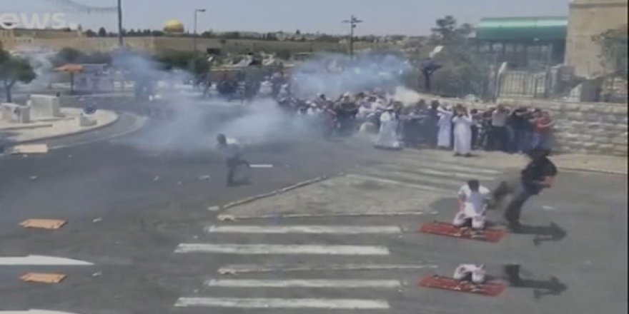 İşgalci İsrail Askeri Namaz Kılan Müslümana Tekme Attı