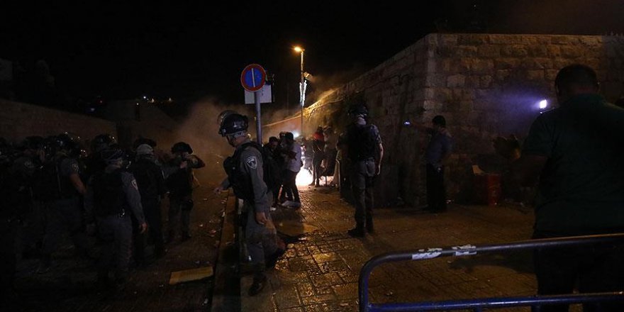İşgalci İsrail'den Mescid-i Aksa Kapısındaki Müslümanlara Saldırı