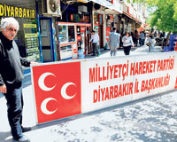 MHP, Diyarbakır'da tabela indirdi